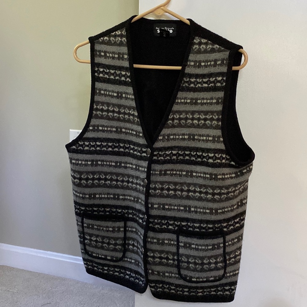 Wool vest with two front pockets.